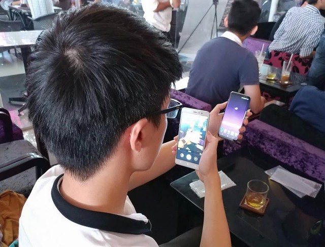 Fan Việt thích thú trải nghiệm Galaxy S8 tại buổi offline ngày 16/4 tại TP.Hồ Chí Minh