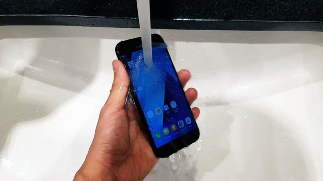 Tính năng chống nước, chống bụi tiêu chuẩn IP68 chỉ có trên dòng cao cấp được mang xuống Galaxy A5 2017