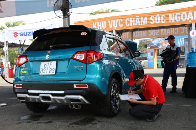 Những kỹ thuật viên Suzuki tỉ mẩn xem xét từng hạng mục đảm bảo tính an toàn tuyệt đối của xe