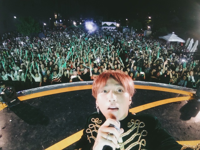 Nhờ F3 với camera góc rộng, Tùng đã sở hữu bức ảnfh selfie đông nhất của riêng mình