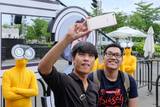 Thích thú selfie bằng camera góc rộng của F3