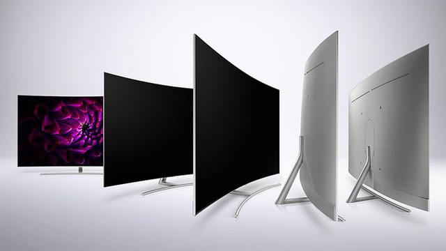 Màn hình của TV QLED có độ cong nhất định. Được tính toàn kỹ càng về tỷ lệ, đường cong của QLED có thể phù hợp và làm mềm đi sự cứng nhắc mà minimalism đôi khi đem lại cho không gian của bạn.