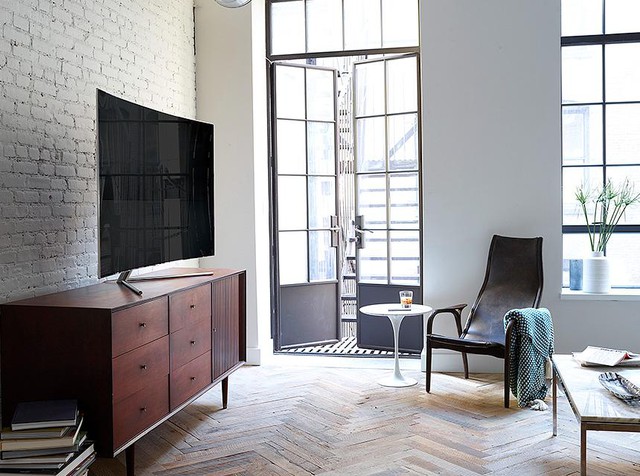 Dù được đặt cùng đồ nội thất và background tường như thế nào, TV QLED cũng rất hòa hợp về thị giác và ngôn ngữ thiết kế.