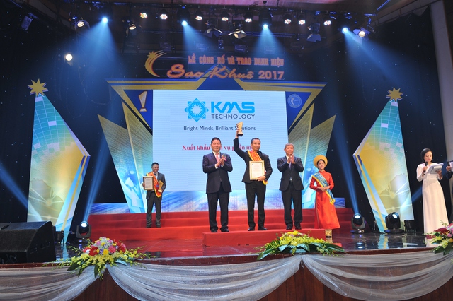 TGĐ Nguyễn Việt Hùng đại diện KMS nhận giải thưởng Sao Khuê 2017