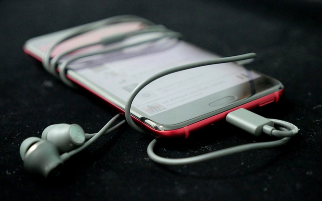 HTC U11 đi kèm tai nghe Ultra Sonic độc đáo với chất âm cao cấp và khả năng chống ồn chủ động.
