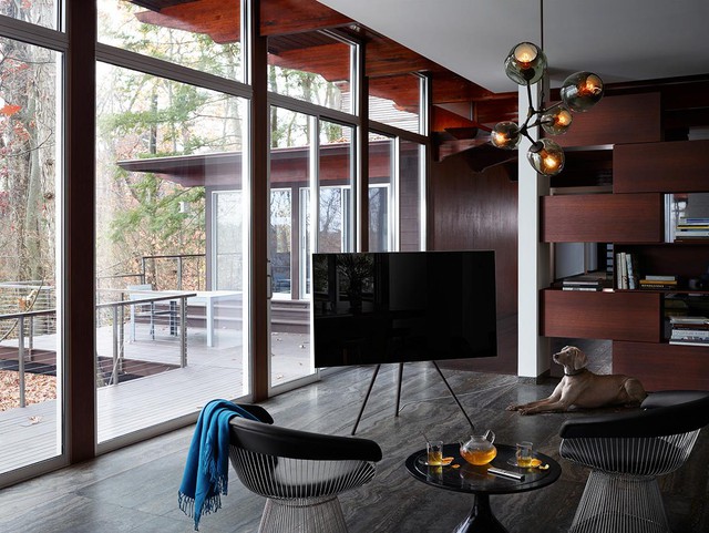 Sự tối giản là cần thiết, đặc biệt với những không gian nhỏ. Ví dụ ở trên, phòng khách nhỏ nhắn nhưng đồ nội thất được lựa chọn với ngôn ngữ tối giản. Từ sofa, bàn uống nước, kệ gỗ đến TV QLED. Tất cả đều được thiết kế chuẩn mực với đường nét tối giản cùng tỷ lệ hợp lý.