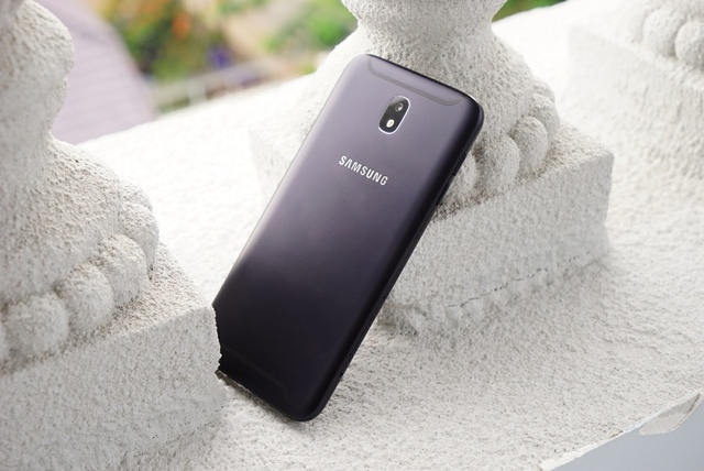 Galaxy J7 Pro có giá bán 6.990.000 đồng với 3 màu Blue Silver, Black và Gold