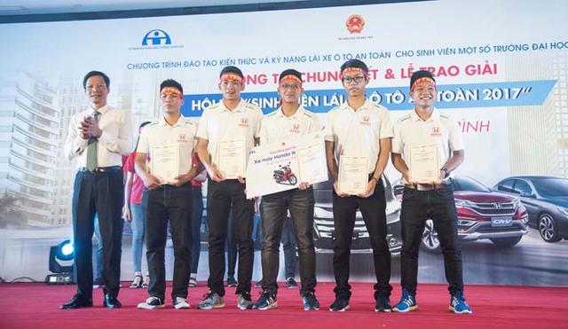 Vòng chung kết Hội thi “Sinh viên lái xe ô tô an toàn năm 2017” - Ảnh 2.