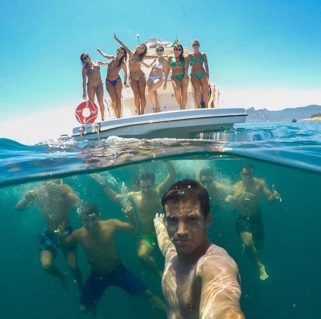 Thêm 1 bức hình cực chất khác, selfie cùng lúc 12 người, 6 nàng đứng trên du thuyền, 6 anh chàng khác ở dưới mặt nước. Đây cũng là bức ảnh tự sướng được bình chọn ấn tượng nhất trong năm 2015, dù bị nhiều người nghi ngờ và chứng minh nó hoàn toàn là sản phẩm của phần mềm chỉnh sửa.