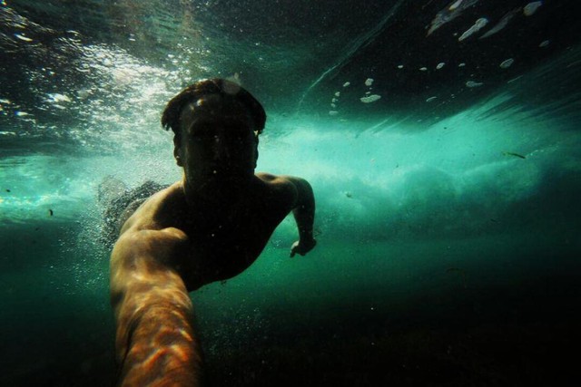 Một bức ảnh “tự sướng” không nhìn thấy mặt, tuy nhiên khả năng chọn góc chụp ngược sáng ngay cả khi ở dưới nước khiến bức ảnh trở nên đặc biệt ấn tượng.
