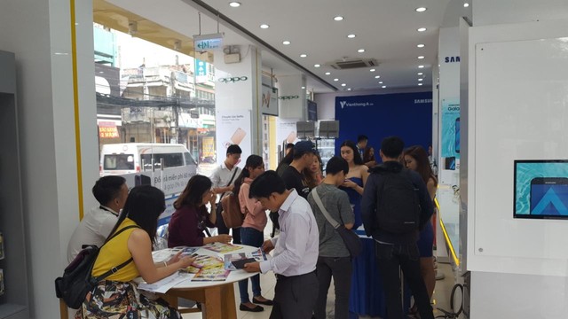 Khách hàng đã có mặt tại Viễn Thông A từ sớm để tham gia trải nghiệm Samsung Galaxy J7 Pro