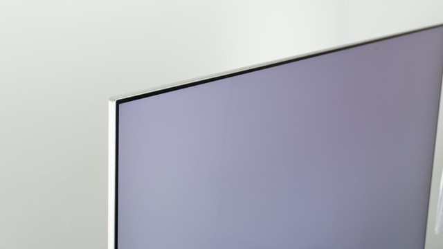 Khung bo viền cực mảnh của TV QLED Q7F 49 inchs đem lại cảm giác hình ảnh như tràn khắp màn hình, giữa hình ảnh TV và bao cảnh xung quanh gần như không có khoảng cách.