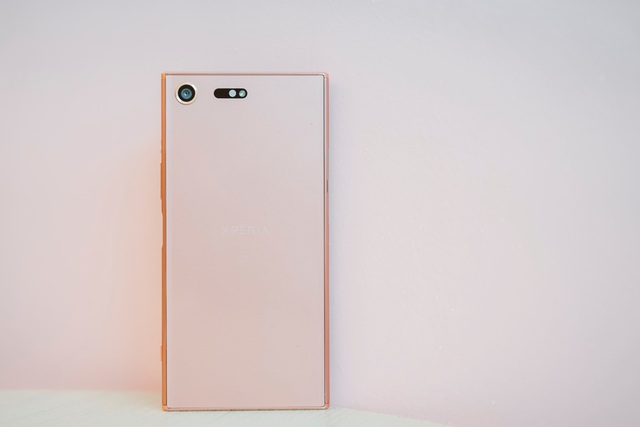 Xperia XZ Premium có màu hồng ánh đồng lạ mắt có thể thay đổi màu sắc linh hoạt ở nhiều góc nhìn khác nhau