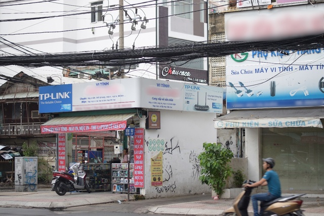 Thành phố Hồ Chí Minh là nơi có nhiều cửa hàng buôn bán, sửa chữa máy tính nhỏ lẻ mọc lên như nấm. Nhiều người dùng “tiền mất tật mang” vì ham giá rẻ mà bỏ qua việc đánh giá chất lượng và mức độ uy tín của cửa hàng.