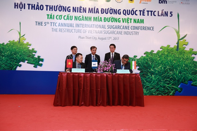 Nghi thức ký kết giữa Đại diện lãnh đạo ngành đường TTC – Ông Phạm Hồng Dương, Chủ tịch HĐQT, Tổng Công ty Đường TTC Biên Hoà, Tập đoàn TTC và Ông Shivajirao Deshmukh – Tổng Giám đốc Viện nghiên cứu mía đường Vasantdada (VSI).