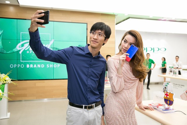 Hồ Ngọc Hà đang selfie cùng ông Cường, giám đốc Marketing của OPPO Việt Nam.