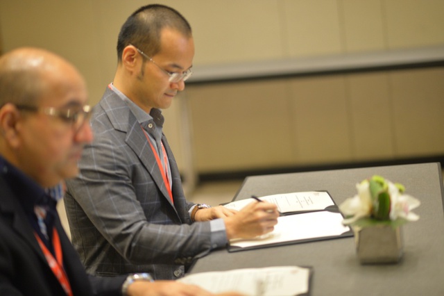 Đại diện IE Singapore và Toong ký kết thỏa thuận hợp tác.