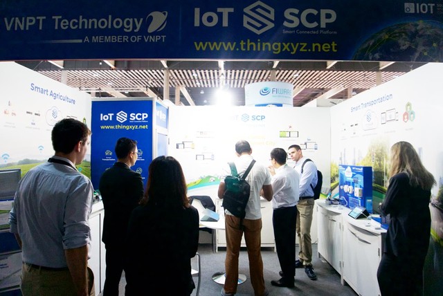 Gian trưng bày giải pháp IoT của VNPT Technology thu hút sự chú ý của nhiều đối tác và khách mời quốc tế tại sự kiện