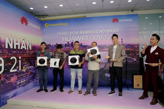Những khách hàng đầu tiên nhận loa Harman Kardon từ Đại diện hình ảnh Huawei nova 2i Rocker Nguyễn