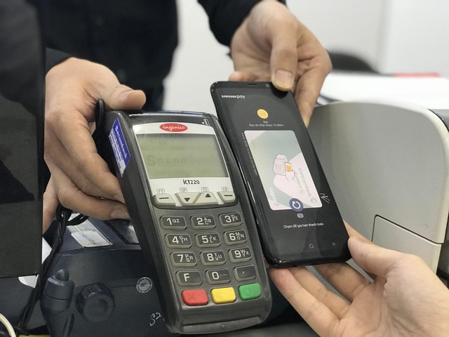 Một bách hoá nhỏ với máy quẹt thẻ cũ như thế này cùng hoạt động tốt với Samsung Pay.