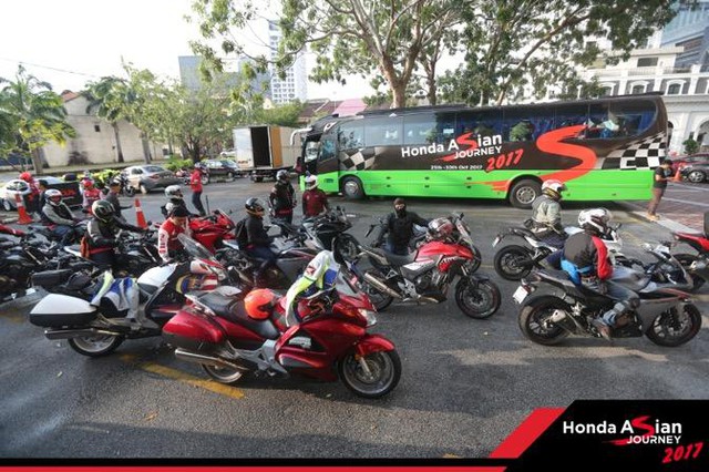 Chiêm ngưỡng siêu mô tô 7 tỉ và dàn xe “khủng” xuất hiện trong hành trình Honda Asian Jourrney 2017 - Ảnh 2. Chiêm ngưỡng siêu mô tô 7 tỉ và dàn xe “khủng” xuất hiện trong hành trình Honda Asian Jourrney 2017 - Ảnh 2.