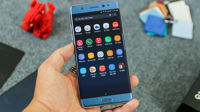 Galaxy Note FE sở hữu màn hình Super AMOLED với kích cỡ “khủng” 5.7 inch và hỗ trợ độ phân giải 2K. Điều này giúp cho những hình ảnh, đoạn phim hiển thị trở nên sắc nét, rực rỡ, chân thực cùng độ tương phản cao.