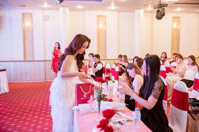 Linh Napie: Từ nữ diễn viên trở thành sáng lập thương hiệu mỹ phẩm - Ảnh 4. Linh Napie: Từ nữ diễn viên trở thành sáng lập thương hiệu mỹ phẩm - Ảnh 4.