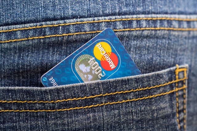 Hạn chế đưa thẻ tín dụng cho người lạ khi mua sắm, chi tiêu tại nhà hàng, cửa hiệu