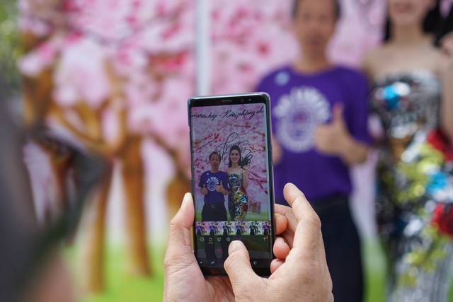 Khách tham quan háo hức trải nghiệm Samsung Galaxy Note8 ngay trên phố đi bộ Nguyễn Huệ dịp cuối năm 2017 - Ảnh 5.