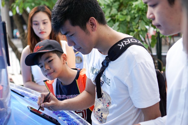 Khách tham quan háo hức trải nghiệm Samsung Galaxy Note8 ngay trên phố đi bộ Nguyễn Huệ dịp cuối năm 2017 - Ảnh 12.