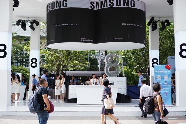 Khách tham quan háo hức trải nghiệm Samsung Galaxy Note8 ngay trên phố đi bộ Nguyễn Huệ dịp cuối năm 2017 - Ảnh 14.