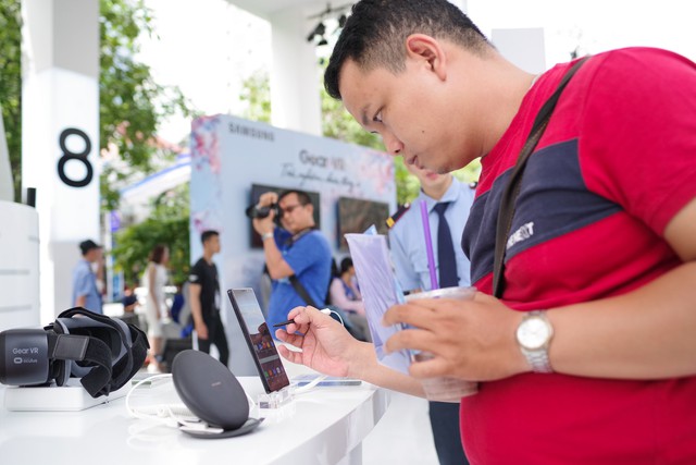 Khách tham quan háo hức trải nghiệm Samsung Galaxy Note8 ngay trên phố đi bộ Nguyễn Huệ dịp cuối năm 2017 - Ảnh 15.