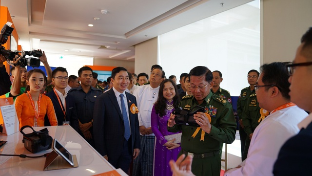 Viettel tại Myanmar thực hiện thành công cuộc gọi đầu tiên - Ảnh 2.