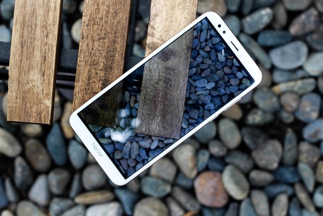Mặc dù thị trường smartphone tầm trung khốc liệt, Honor 7C vẫn đạt doanh số ấn tượng - Ảnh 2.