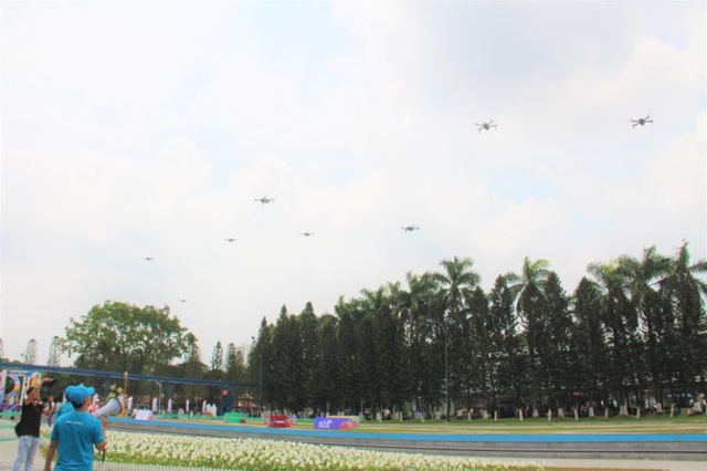 Những khoảnh khắc đầy ấn tượng của Flycam Festival tại Đầm Sen trong dịp lễ 30/04 - Ảnh 3.