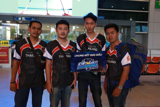 Đội tuyển ZY1ST Thái Lan đến sân bay Tân Sơn Nhất vào chiều tối qua