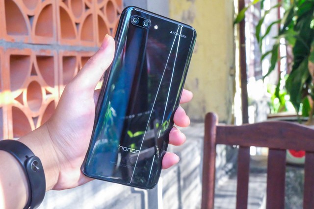 Honor 10 – trang sức “thông minh” góp phần làm cuộc sống thú vị hơn - Ảnh 1.