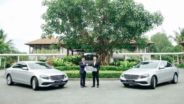 Mercedes-Benz bàn giao bộ đôi E 200 cho khu phức hợp nghỉ dưỡng quốc tế Laguna Lăng Cô - Ảnh 1.