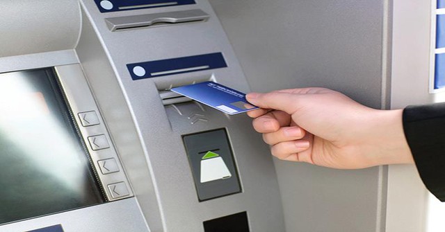 Video 3 giây này chính là lý do vì sao bạn cần cẩn thận khi rút tiền ở máy ATM - Ảnh 1.