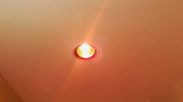 Đèn sưởi nhà tắm treo tường tại Hà Nội - Ảnh 2.