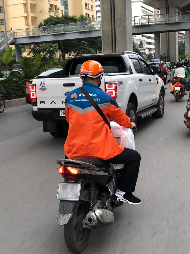 Chớ nghĩ tài xế chỉ có áo xanh áo đỏ, áo cam của lực lượng thứ 3 chuẩn bị dâng lên như đại hồng thuỷ kia kìa - Ảnh 4. Chớ nghĩ tài xế chỉ có áo xanh áo đỏ, áo cam của lực lượng thứ 3 chuẩn bị dâng lên như đại hồng thuỷ kia kìa - Ảnh 4.
