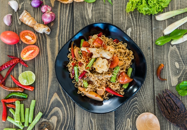 Có thật chuyện mì ăn liền làm… nóng trong người nổi mụn? - Ảnh 2. Có thật chuyện mì ăn liền làm… nóng trong người nổi mụn? - Ảnh 2.