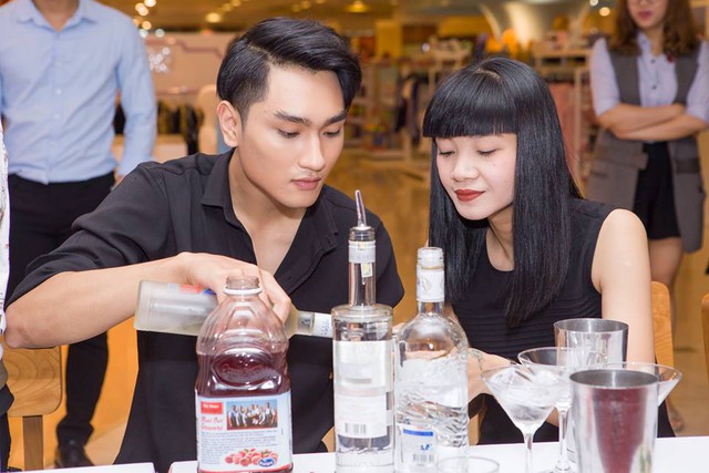 &Aacute; qu&acirc;n Vietnam&rsquo;s Next Top Model Huy Quang v&agrave; si&ecirc;u mẫu Hạ Vy học l&agrave;m cocktail tại Tr&agrave;ng Tiền Plaza - Ảnh 1.
