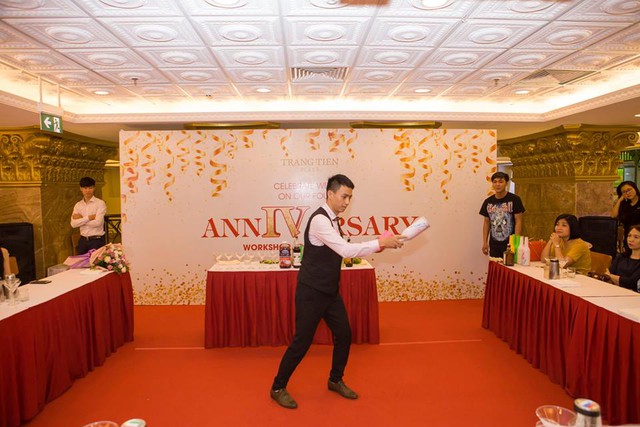 &Aacute; qu&acirc;n Vietnam&rsquo;s Next Top Model Huy Quang v&agrave; si&ecirc;u mẫu Hạ Vy học l&agrave;m cocktail tại Tr&agrave;ng Tiền Plaza - Ảnh 2.