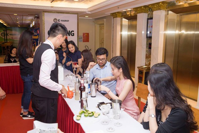 &Aacute; qu&acirc;n Vietnam&rsquo;s Next Top Model Huy Quang v&agrave; si&ecirc;u mẫu Hạ Vy học l&agrave;m cocktail tại Tr&agrave;ng Tiền Plaza - Ảnh 3.