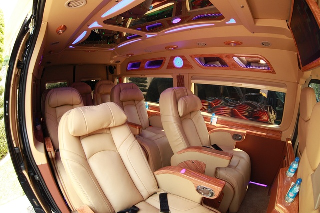 VCAR - Xe Limousine thế hệ mới về với Thành phố Hoa Phượng Đỏ - Ảnh 3.