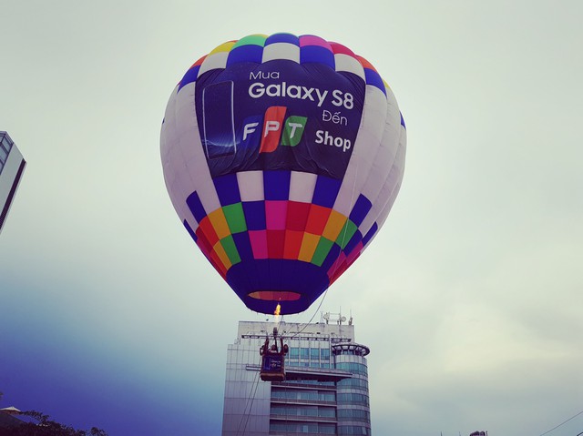 Ngỡ ng&agrave;ng với m&agrave;n ra mắt Galaxy S8 tr&ecirc;n khinh kh&iacute; cầu của FPT Shop - Ảnh 5.