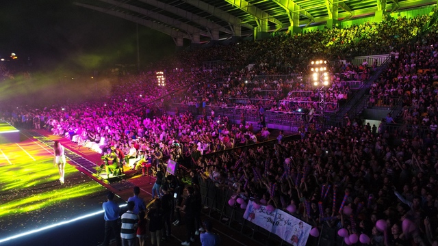 Gần 20.000 khán giả lấp đầy Sân vận động Cần Thơ trong Đại nhạc hội “Vũ hội ngoài trời” - Ảnh 2.