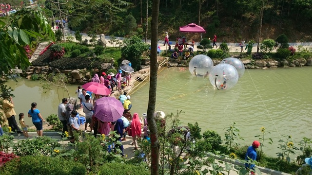 &Ugrave;n &ugrave;n kh&aacute;ch đến lễ hội Hoa Hướng dương ở c&ocirc;ng vi&ecirc;n mới tỉnh H&ograve;a B&igrave;nh - Ảnh 4.