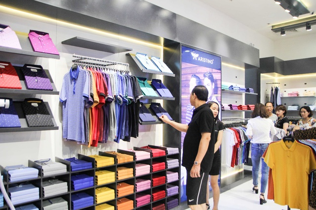 Xếp h&agrave;ng d&agrave;i để mua sắm, chuyện lạ dịp 30/4 - Ảnh 5.